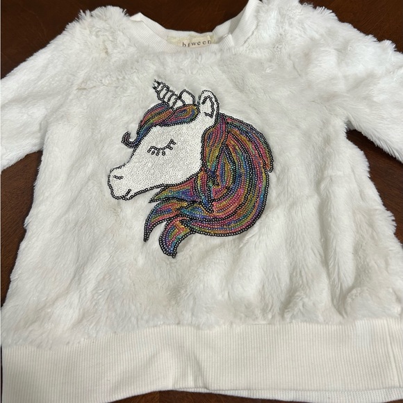 Between girl furry top size 4 color white with sparkling unicorn - Picture 2 of 5